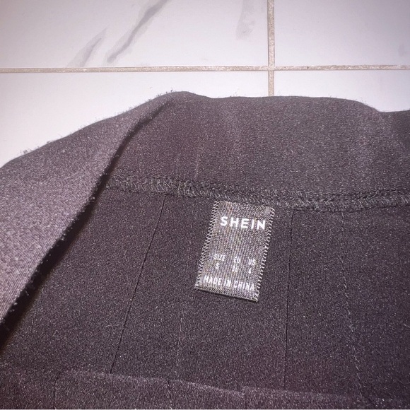 Black pleated skirt - Picture 3 of 3